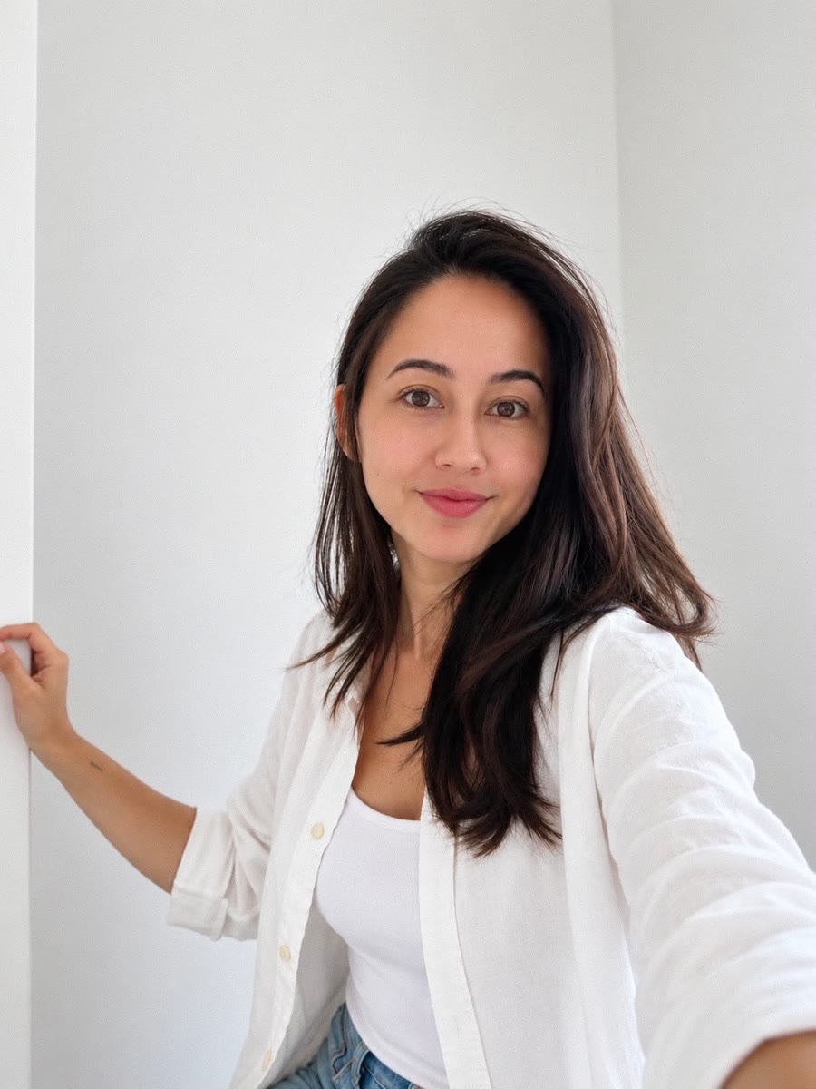 Retrato da Karine Nassif sorrindo, de camisa branca.